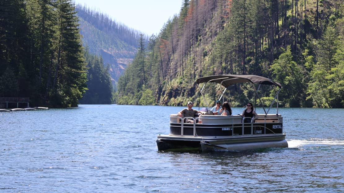 Pontoon boat rentals at Promontory Park near Estacada